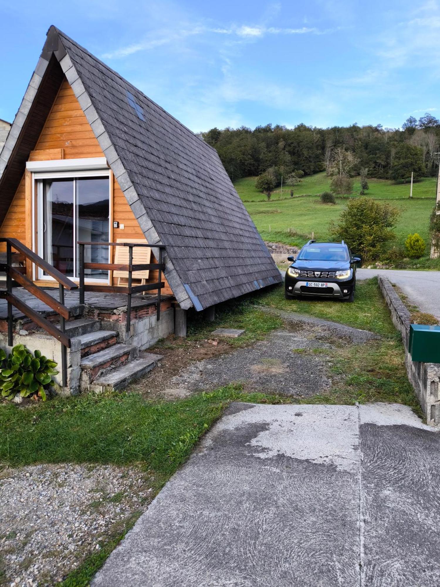 Petit Chalet Avec Terrasse Oust Exterior photo